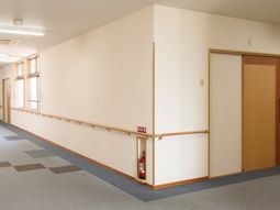 明るく清潔な廊下