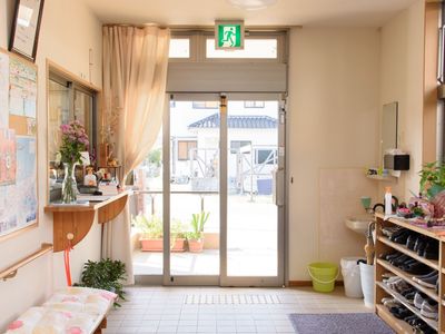 エントランスの日差し溢れる風景