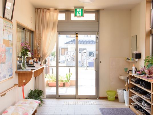エントランスの日差し溢れる風景