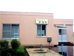 ピンクの壁の建物外観