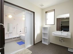 清潔な洗面所と浴室