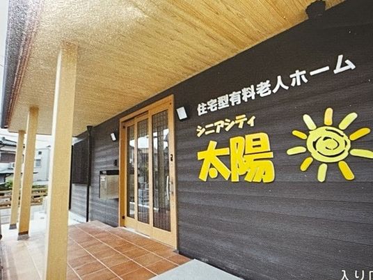 明るい雰囲気のエントランス