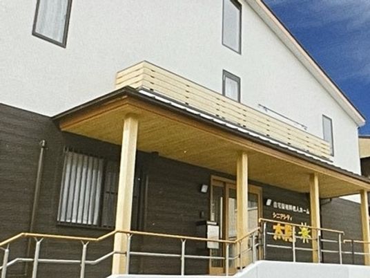 施設正面エントランス外観