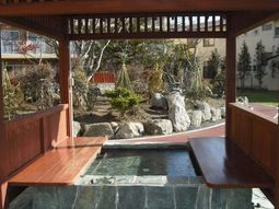 和風庭園と小川の景観