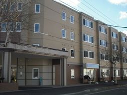 清潔感のある建物エントランス