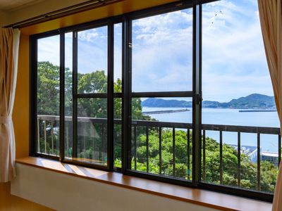 海を望む居室の窓