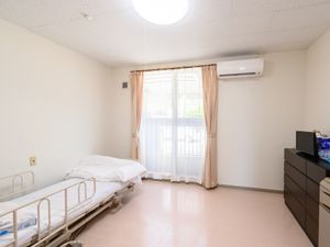 シンプルな居室の様子