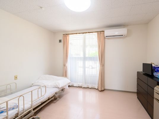 シンプルな居室の様子