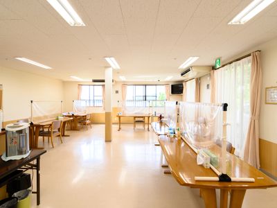 広々とした明るい食堂