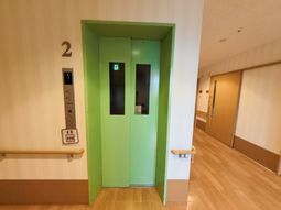 清潔な廊下のエレベーター
