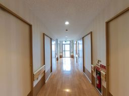 明るい廊下の風景