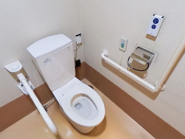 バリアフリートイレ設備 トイレ 手すり付きで安心のトイレスペースです。必要な機能が整っており、安全かつ自立した生活を支援します。