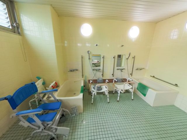 浴槽と介護用椅子がある浴室 浴室 ケアの必要な方も安心してご利用いただける、ハンドレールと介護椅子が整った浴室です。清潔感あふれる空間で、心身のリフレッシュが可能です。