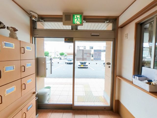 広々としたエントランス 玄関 自動ドアを備えた明るいエントランスです。訪れる人を温かく迎える配置がされていて、清潔感も感じられます。