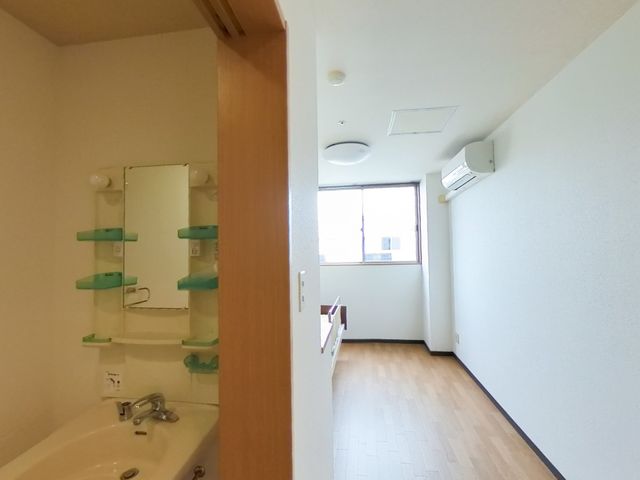 明るい居室の廊下 居室 日当たりの良い室内です。エアコンが完備され、快適な個室環境を提供しています。