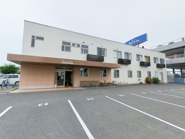 清潔感のある施設外観 外観 広々とした駐車場が完備された、明るく開放的なエントランスがお出迎えします。周囲は落ち着いた環境で、訪れる方々に安心感を提供しています。
