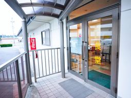 入口とエントランスの様子