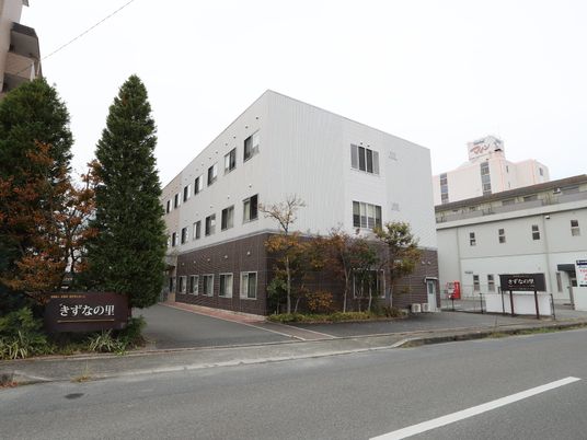 白い建物の外観