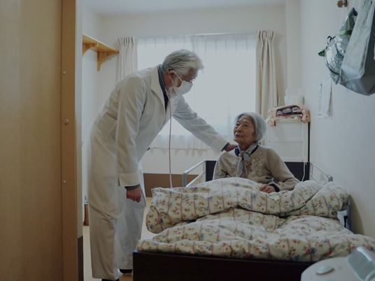 医療従事者と対話する利用者