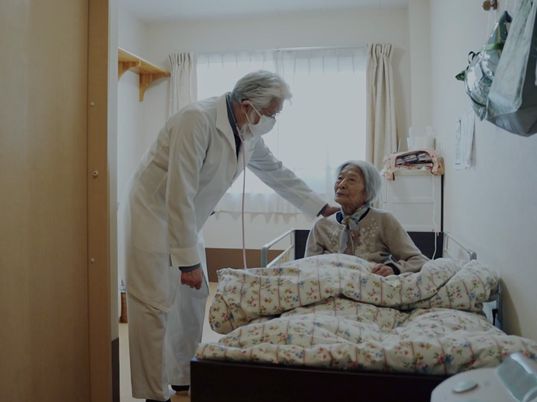 医療従事者と対話する利用者