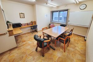 介護スタッフと利用者中庭