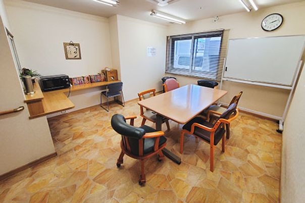 介護スタッフと利用者中庭