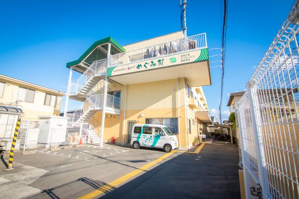明るい施設の外観