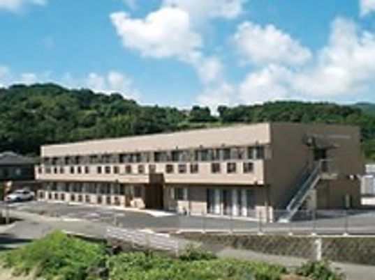 緑豊かな環境の建物外観