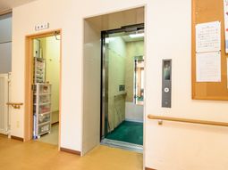 清潔なエレベーター前廊下
