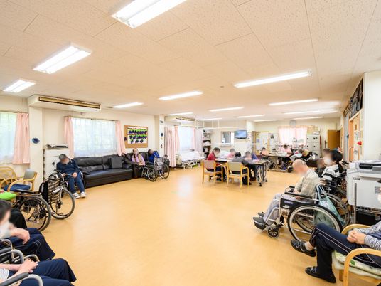 共有スペースで過ごす人々