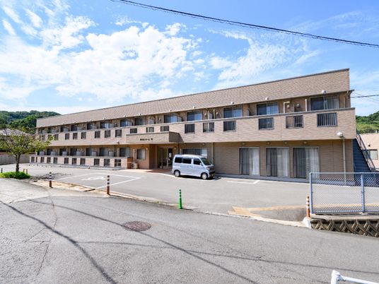 広々とした建物の外観