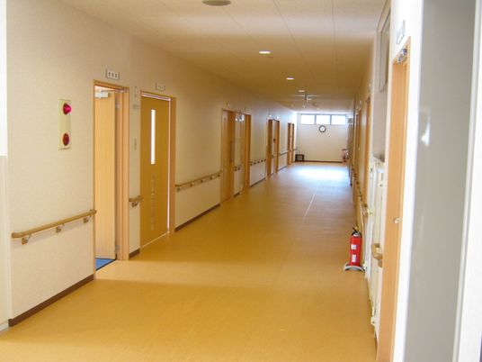 明るい廊下の手すり