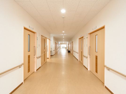 明るく清潔な廊下