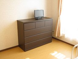 たんすとテレビのある部屋