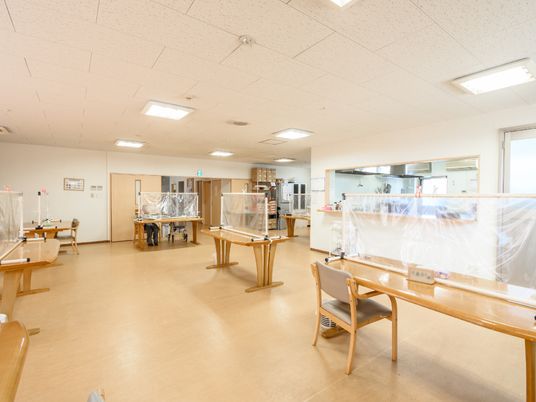 広々とした明るい食堂