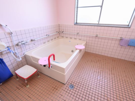 ピンクのバリアフリー浴室