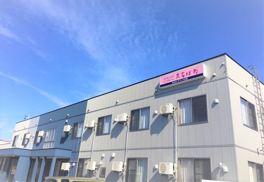 スタッフと利用者の笑顔
