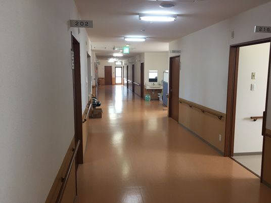 笑顔で座る3人中庭