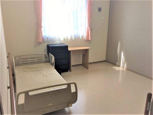 食事を楽しむ高齢者ペア