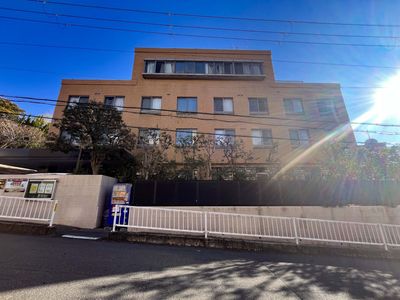 日差しが当たる建物の外観