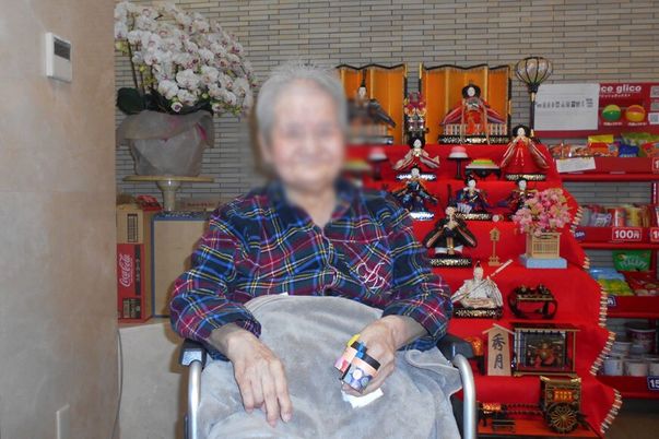 人形が並ぶ棚