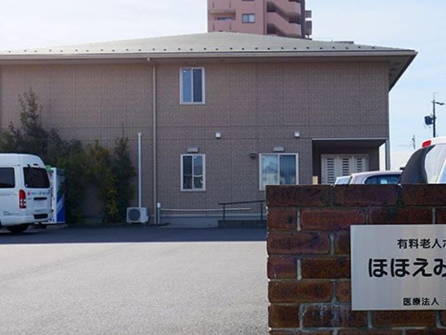 ゆとりの外観 外観 ゆったりとした門構えの先に広がる外観です。広々とした駐車スペースが見受けられます。