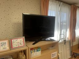 テレビとカーテンのあるリビング