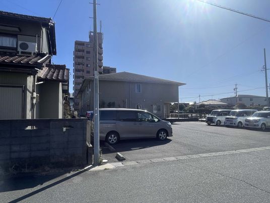 駐車場と建物の外観