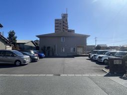 駐車場が広がる外観