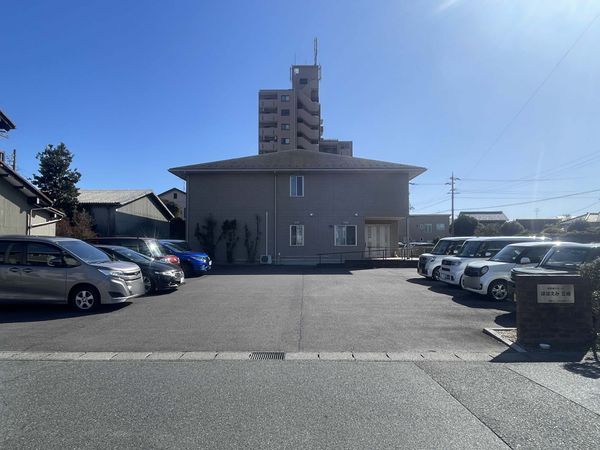 駐車場が広がる外観