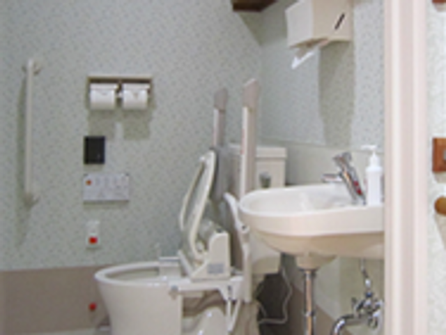 快適なトイレ空間 トイレ 安全性を重視した設備が整った空間です。高齢者も安心して利用できます。