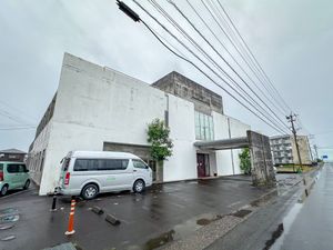 白い建物の外観