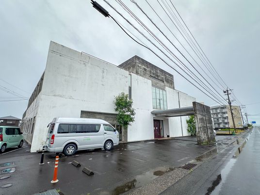 白い建物の外観