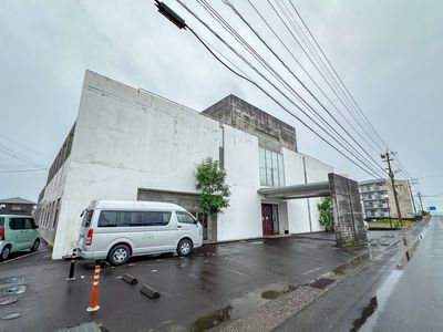 白い建物の外観